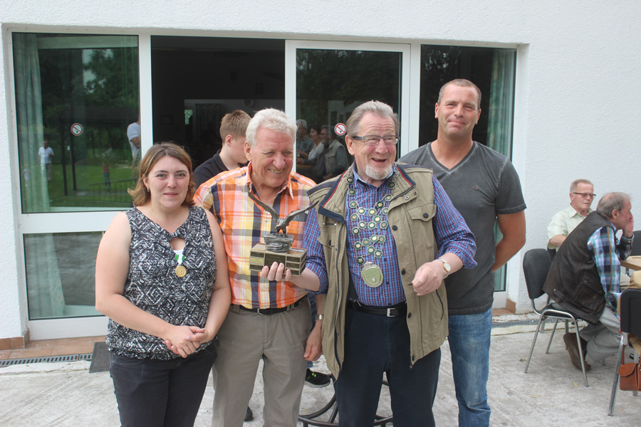 von links: die alte Königin Claudia Krabus, 2.Vorsitzender Klaus Schmidt, neuer König Norbert Ruppert, 1.Vorsitzender Rainer Rutekolk